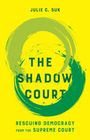 "Julie C. Suk: The Shadow Court. Rescuing Democracy from the Supreme Court." Gelbe Illustration mit grünem Pinselstrich.