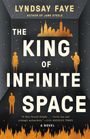 "THE KING OF INFINITE SPACE" steht in großen Buchstaben, skyline aus Flammenoptik im Hintergrund, menschenähnliche Figuren.
