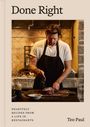 „Done Right. Heartfelt recipes from a life in restaurants.“ Ein Mann salzt ein Steak in einer rustikalen Küche.
