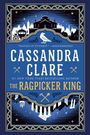 "Fantasy at its finest."—Leigh Bardugo. CASSANDRA CLARE, THE RAGPICKER KING. Illustration von Stadt, Rabe, Kutschen.