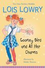 „Gooney Bird and All Her Charms“ von Lois Lowry. Ein Mädchen mit roten Haaren, bunt gekleidet, streckt den Arm aus.