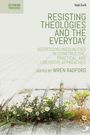 "Resisting Theologies and the Everyday" von Wren Radford. Gehwegplatten mit Blumen, minimalistisches Design.