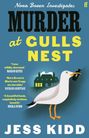 Text: "Nora Breen Investigates: MURDER at GULLS NEST. Jess Kidd." Ein Vogel hält eine Flasche mit Totenkopfsymbol.