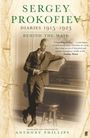 "Sergey Prokofiev Diaries 1915-1923: Behind the Mask." Ein Mann lehnt an einem Klavier und liest in einem Buch.