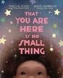 Oben stehen zwei Namen: Traci N. Todd, Vashti Harrison. In der Mitte: "That You Are Here Is No Small Thing". Bunte Sterne zieren den Hintergrund. Unten schaut ein Kind nach oben.