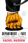 „Department of Fate“ von Rachel Maddow. Illustration: Eine Faust balanciert auf Waagschalen.