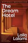 NATIONAL BESTSELLER. Titel: The Dream Hotel. Autor: Laila Lalami. Eine Person im Schatten in einem orangen Korridor.