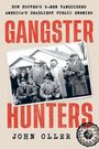 Titel: "Gangster Hunters". Untertitel: "How Hoover’s G-Men Vanquished America’s Deadliest Public Enemies". Schwarz-Weiß-Foto von Männern in Anzügen mit Waffen.