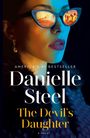 Texte: "AMERICA'S #1 BESTSELLER", "Danielle Steel", "The Devil’s Daughter", "A Novel". Porträt einer Frau mit Sonnenbrille.