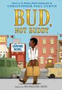 Buchtitel "Bud, Not Buddy" in großer, gelber Schrift. Im Vordergrund ein Junge mit einem Koffer vor einer Stadtkulisse.