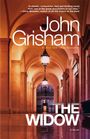 „John Grisham“, „THE WIDOW“, „#1 New York Times Bestseller“. Gewölbehallen mit eleganten Lampen und schmiedeeisernem Tor.