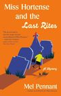 „Miss Hortense and the Last Rites“ steht in großer Schrift oben. Eine Frau mit einem Koffer läuft durch einen Friedhof.