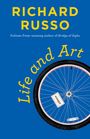 Titel: "Life and Art". Autor: Richard Russo, Pulitzer-Preis-Gewinner. Abgebildet ist ein Fahrradrad vor blauem Hintergrund.