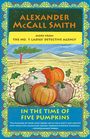 "ALEXANDER McCALL SMITH; MORE FROM THE NO. 1 LADIES' DETECTIVE AGENCY; IN THE TIME OF FIVE PUMPKINS." Illustration mit Kürbissen.