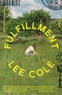 "FULFILLMENT LEE COLE" in gelben Buchstaben. Eine Person kniet in einer grünen Wiese mit Blumen. Im Hintergrund sind Bäume.