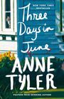 „Three Days in June“ von Anne Tyler. Ein Haus mit blauen Wänden und einer Katze im Fenster.
