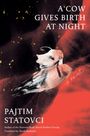"A COW GIVES BIRTH AT NIGHT" oben, "PAJTIM STATOVCI" unten. Illustration: Kalb vor abstraktem, rot-schwarzem Hintergrund.
