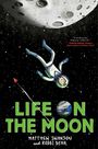 „LIFE ON THE MOON“ in grüner Schrift. Ein Astronaut schwebt im Weltraum unter einem großen Mond.