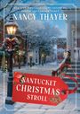 "Nantucket Christmas Stroll", rote Etikette, Winterstraße mit Schnee, dekorierte Straßenlaternen, Treppe, verschneite Bäume.