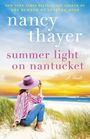 "nancy thayer: summer light on nantucket. A Novel." Frau mit rosa Hut am Strand, Sonnenuntergang im Hintergrund.