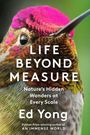 Text: "LIFE BEYOND MEASURE: Nature's Hidden Wonders at Every Scale. Ed Yong." Ein Kolibri ist mit lebhaften Farben dargestellt.