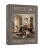 "INTERIORS" und "AMBER LEWIS" sind prominent sichtbar. Ein einladender Wohnraum mit Sofa, Kamin und Regalen.
