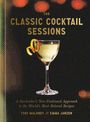 "The Classic Cocktail Sessions. Ein gelbes Getränk mit Zitrusschale in einem eleganten Glas vor dunklem Hintergrund."