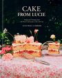 "Cake from Lucie" und "Lucie Franc de Ferriere". Zwei helle Tortenstücke mit Blumen und Beeren auf Spitzendecke.