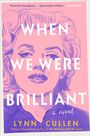 „WHEN WE WERE BRILLIANT“, ein Roman von Lynn Cullen. Illustration einer Frau in Lila auf rosa Hintergrund.
