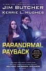 Buchtitel: "Paranormal Payback". Zwei Personen mit leuchtenden Tattoos, eine Frau und ein Mann, stehen vor einer Backsteinmauer.