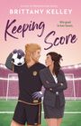 "Keeping Score" von Brittany Kelley. Zwei Personen stehen auf einem Fußballplatz, schauen sich lächelnd an.