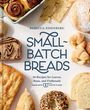 "Small-Batch Breads" – 50 Rezepte. Verschiedene Backwaren arrangiert, darunter Zimtschnecken und Baguette.