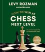 "How to Win at Chess: Next Level" von Levy Rozman. Grünes Cover, Schachfiguren auf einem Schachbrett.