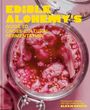 Der Text beschreibt "Edible Alchemy's Guide to Cross-Cultural Fermentation". Nahaufnahme von fermentiertem, rotem Blumenkohl in einem Glas.