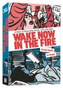 Titel: "WAKE NOW IN THE FIRE". Illustration einer Demo, Menschen mit Schildern, eine Lesende im Vordergrund.