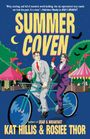 "SUMMER COVEN" oben in großen gelben Buchstaben, zwei elegant gekleidete Männer fahren Tandem; Karnevalszelte im Hintergrund.