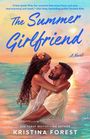 „The Summer Girlfriend“, „A Novel“, Kristina Forest. Ein Paar umarmt sich im Meer bei Sonnenuntergang.