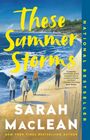 "These Summer Storms" von Sarah MacLean. Vier Menschen am Strand, Wellen, Buchrücken mit Wellenillustration.