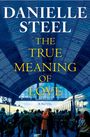 Texte: "Danielle Steel", "The True Meaning of Love", "A Novel". Menschen in einem Bahnhof, ein Paar umarmt sich.