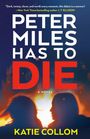„Peter Miles Has to Die“ und „Katie Collom“ sind in großen Buchstaben zu lesen, davor zwei silhouettierte Figuren vor Feuer.