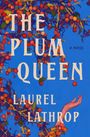 „THE PLUM QUEEN“, „A NOVEL“, „LAUREL LATHROP“. Eine Illustration von roten Beerenzweigen und einer ausgestreckten Hand auf blauem Hintergrund.