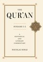 "The Qur'an: Surahs 1-2, A Historical and Literary Commentary, Nicolai Sinai" in einem dekorativen Rahmen mit Ornament.
