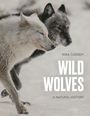 Text: Kira Cassidy, Wild Wolves, A Natural History. Zwei Wölfe rennen im Schnee, einer weiß, der andere grau.