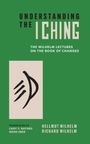 "UNDERSTANDING THE I CHING" oben, "THE WILHELM LECTURES ON THE BOOK OF CHANGES" mittig, Autoren unten. Grüner Hintergrund.