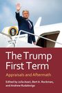 "The Trump First Term: Appraisals and Aftermath" steht in Weiß auf Rot. Eine Person winkt an Bord eines Flugzeugs.