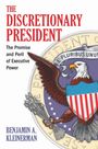 "THE DISCRETIONARY PRESIDENT" steht in roter Schrift. Ein Adler mit Schild und Pfeilen, begleitet von "E PLURIBUS UNUM".