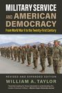 "Military Service and American Democracy" oben; Soldaten salutieren in einer Reihe vor einer Bergkulisse.