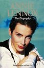"ANNIE LENNOX The Biography" von Bryony Sutherland und Lucy Ellis. Frau mit kurzem Haar, trägt weiße Bluse.