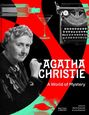 „AGATHA CHRISTIE: A World of Mystery“. Ein Collage-Stil Cover mit Schreibmaschine, Flasche, Martini und einer Frau.