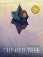 "25th Anniversary Edition," "shaun tan," "THE RED TREE." Illustration: Kind in Papierboot, rote Haare, einsames Blatt im Wasser.